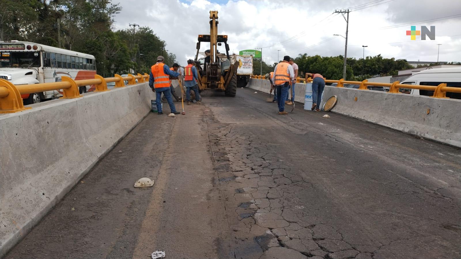Dan mantenimiento a puente de acceso a la avenida Murillo Vidal en dirección al centro de Xalapa