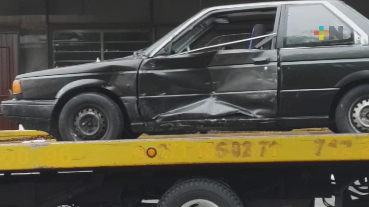 Urbano abandonado provoca accidentes vehiculares entre calles Miguel Negrete y Tuero Molina de Veracruz