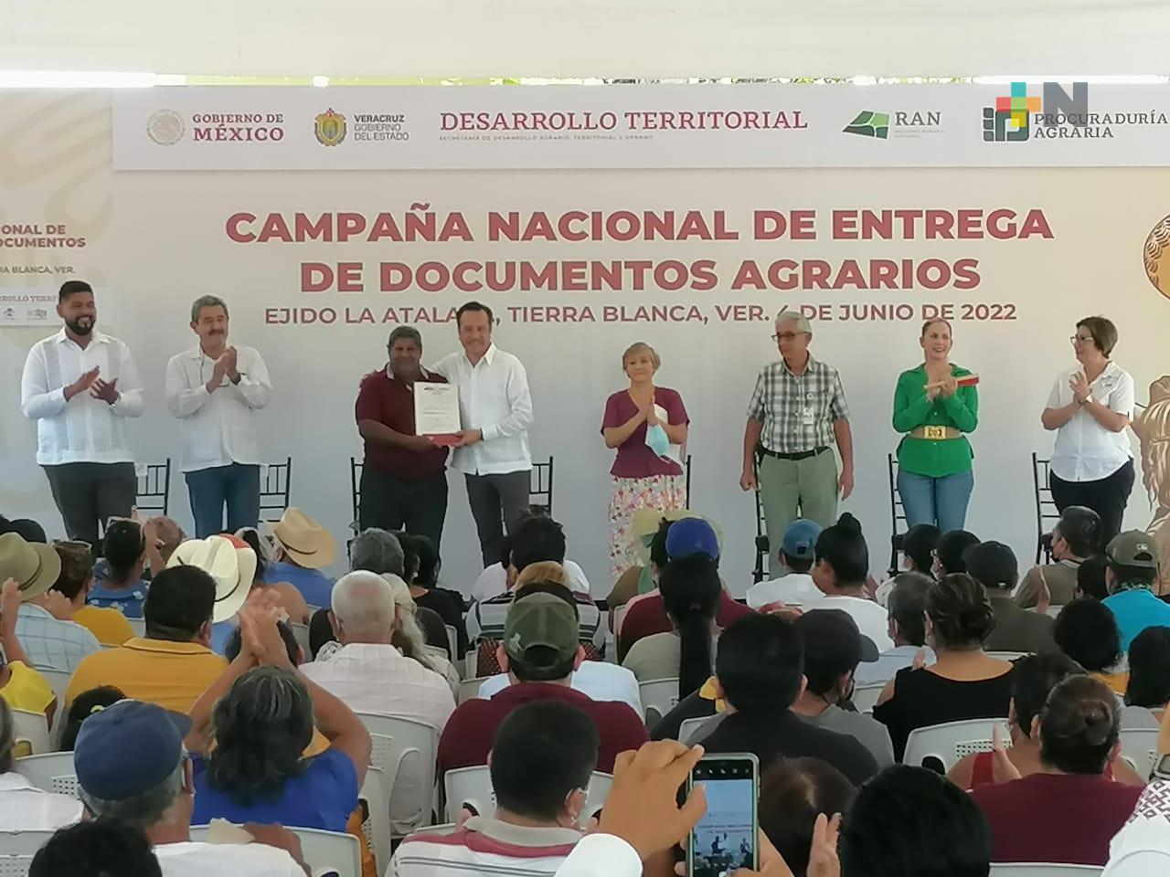 Entregaron títulos de propiedad agrarios en el ejido La Atalaya, en Tierra Blanca