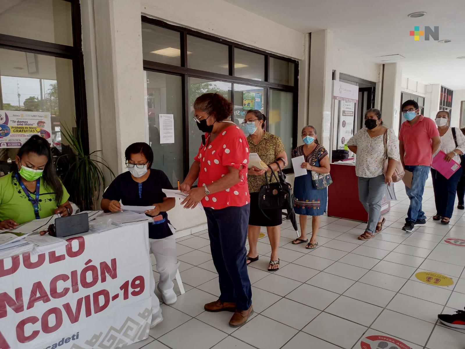 Alta demanda de vacunas Pfizer para  personas de 12 a 17 años en Coatza