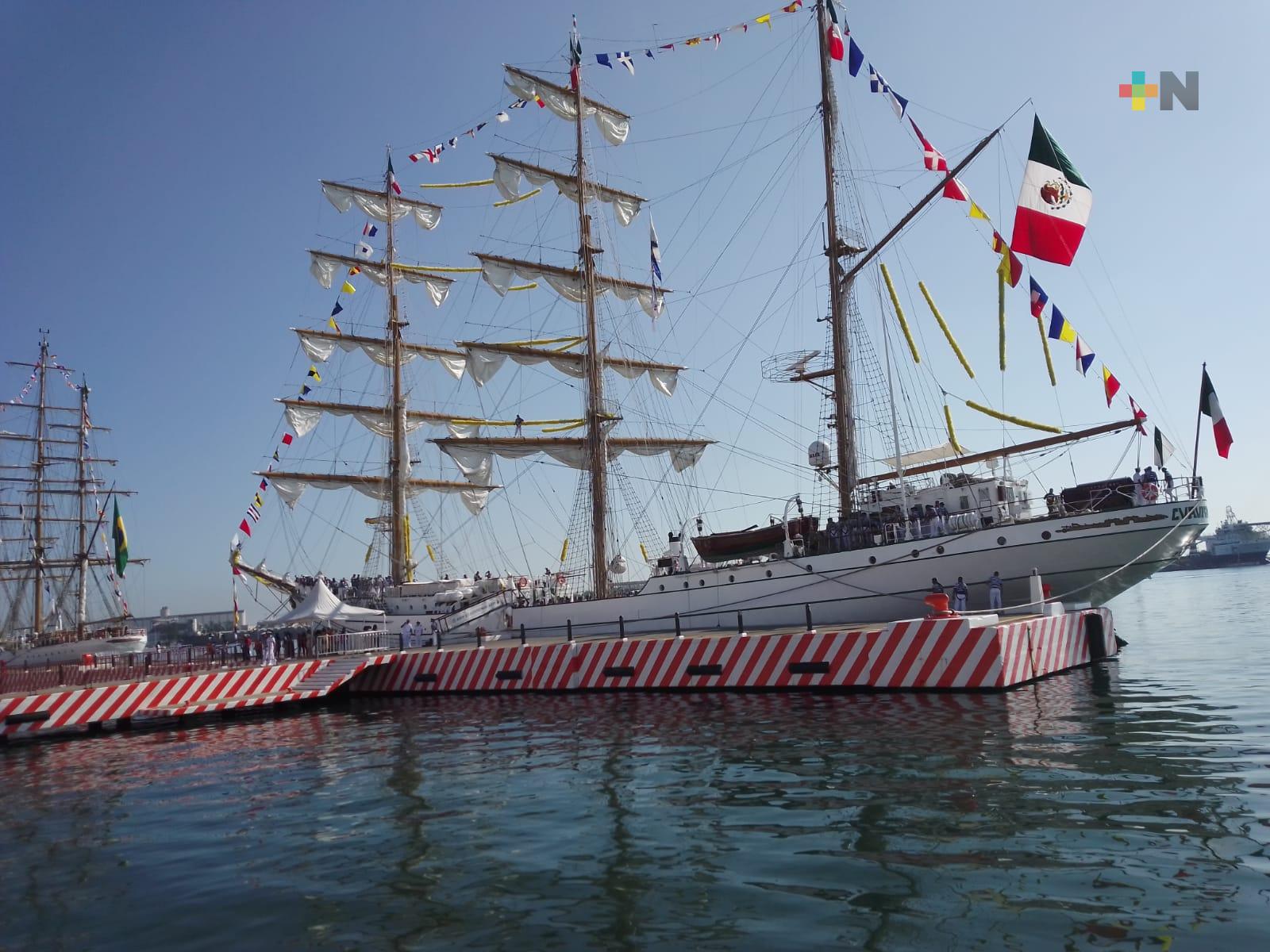 Zarpa el velero Cuauhtémoc del puerto de Veracruz