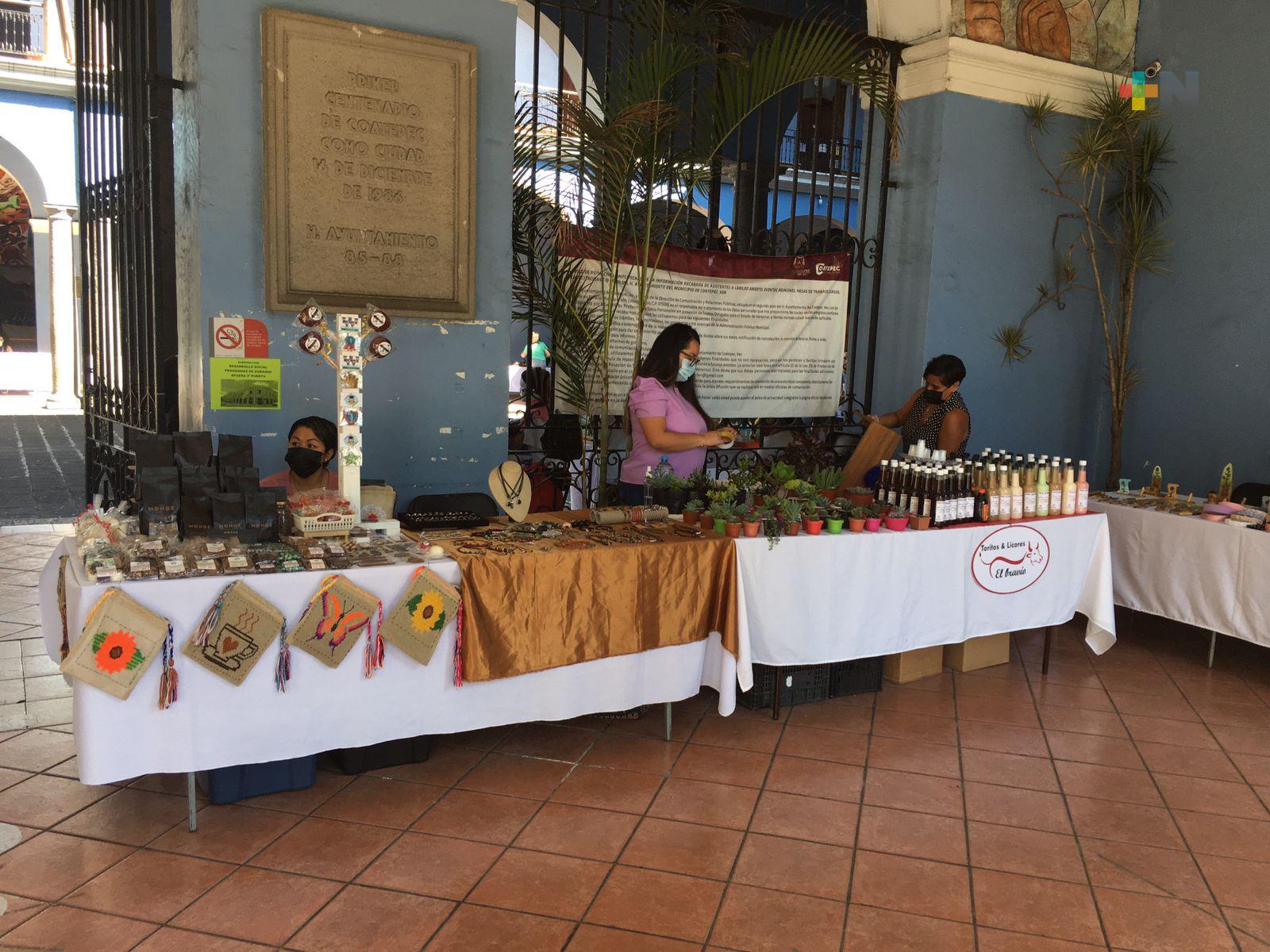 Artesanos de Coatepec invitan al pabellón artesanal instalado en bajos de palacio municipal