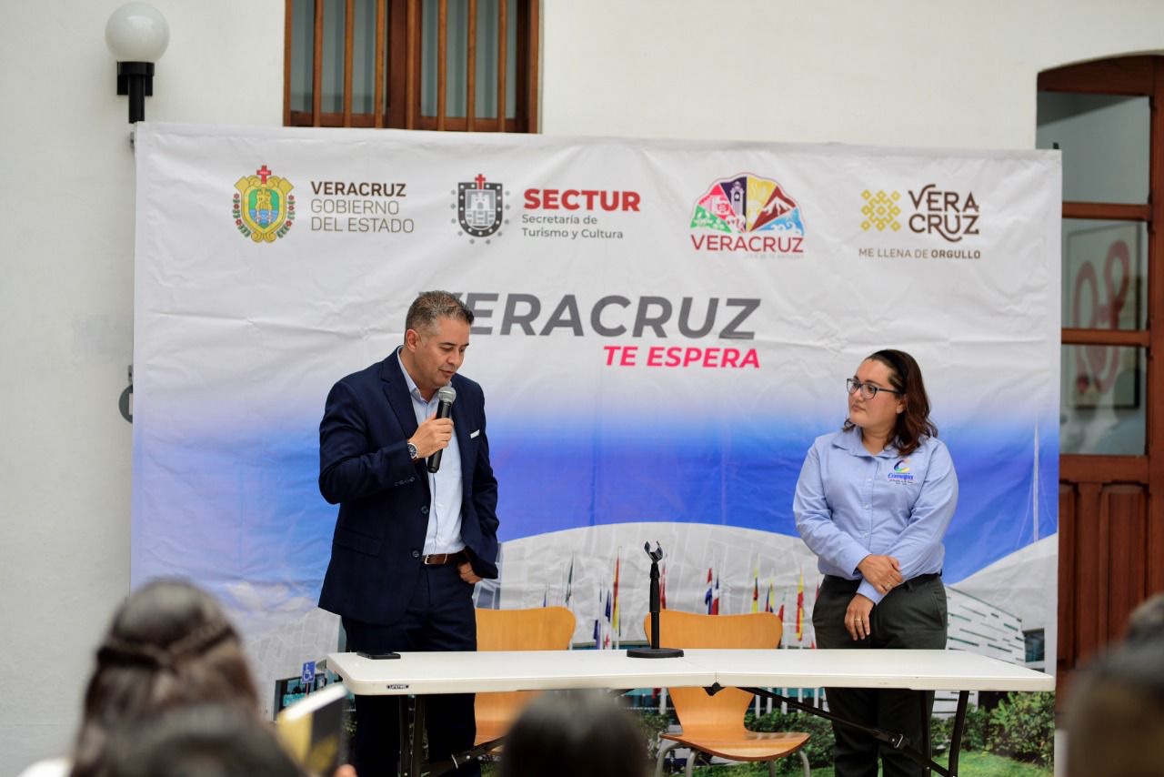 Recibe Sectur a estudiantes destacados de zonas rurales de Comapa