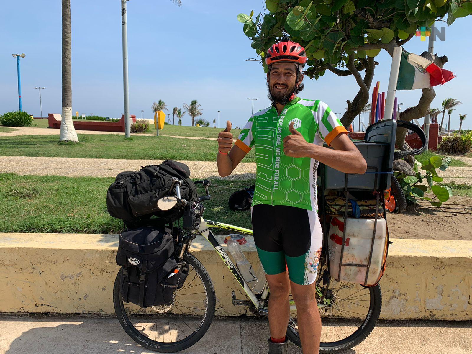 Llega a Coatzacoalcos, joven que recorre la República mexicana en su bicicleta