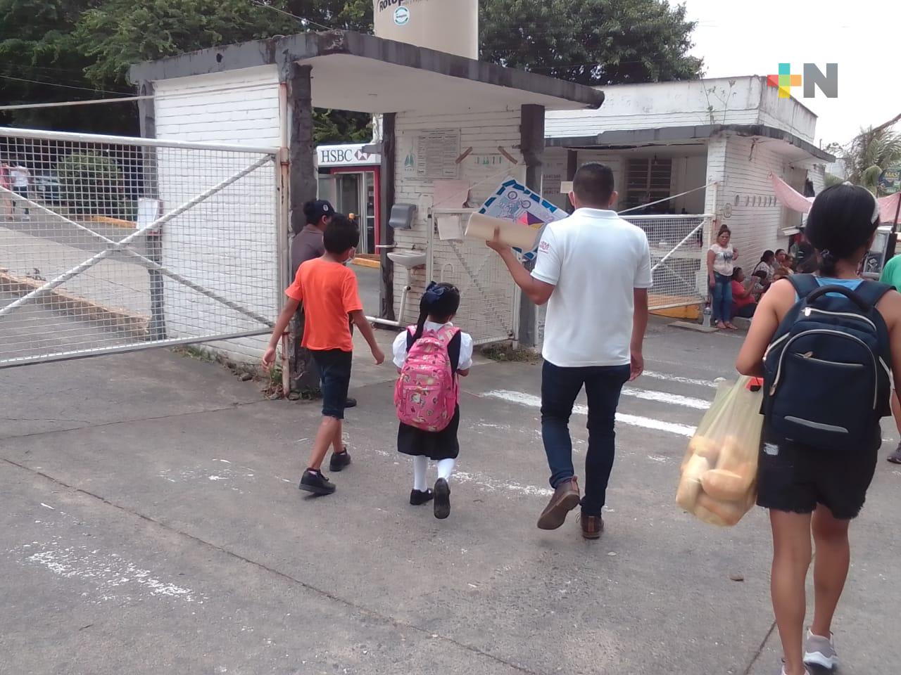 Gran asistencia en módulo de vacunación para inmunizar a niños tuxpeños