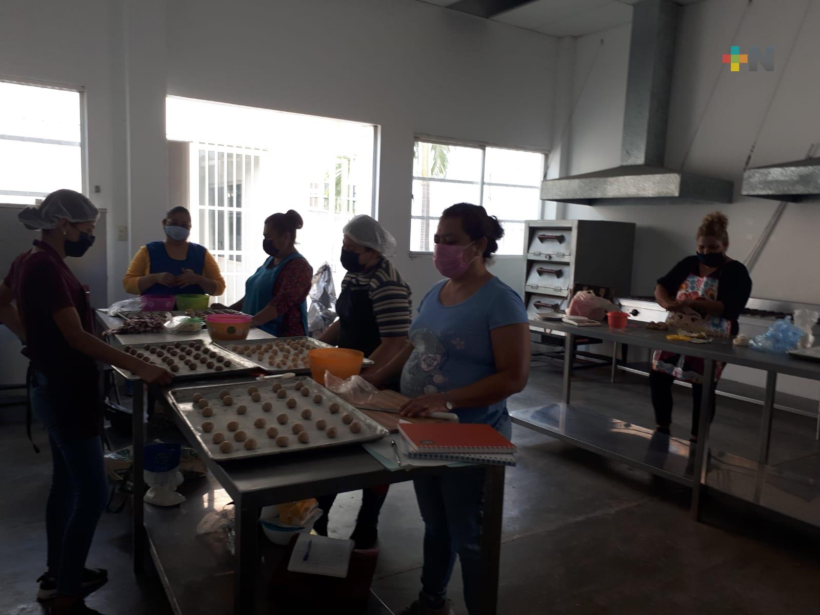 Otorga DIF de Martínez de la Torre, talleres de cocina, repostería, computación y belleza