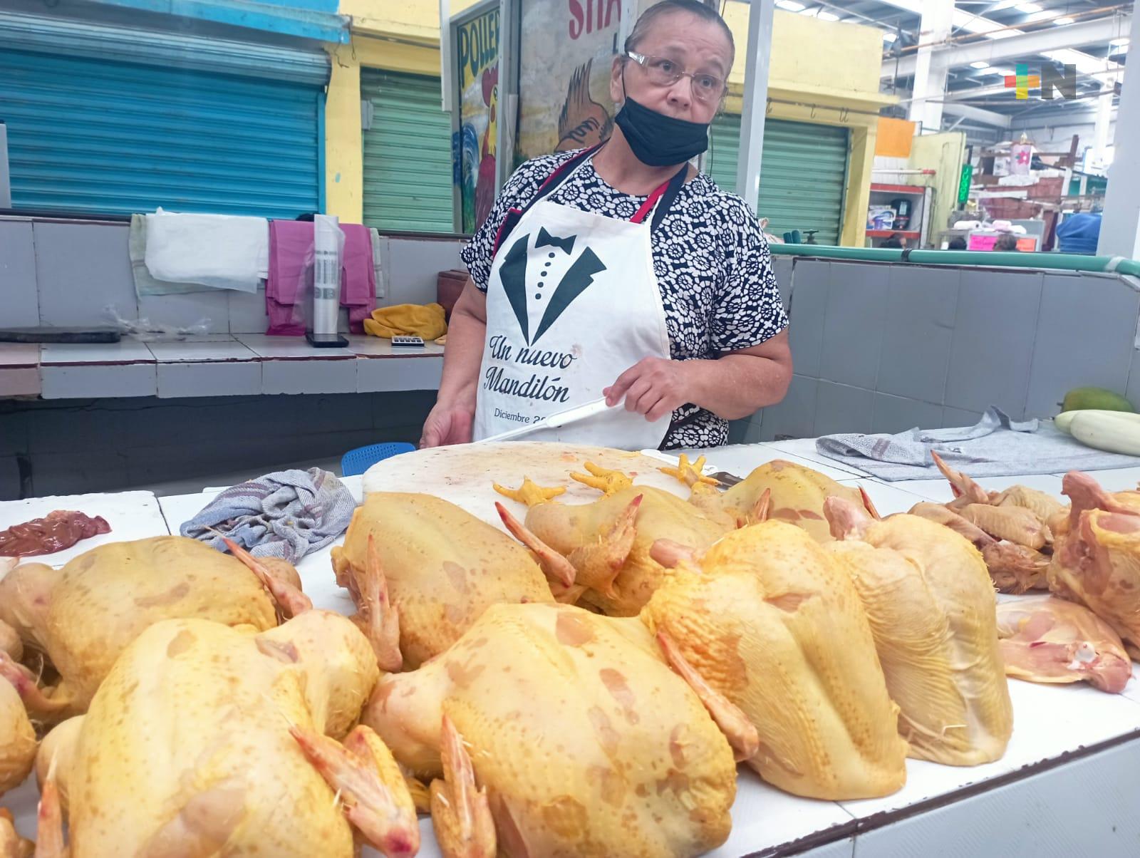 Por alto costo disminuye en 40 venta de carne de pollo en Coatzacoalcos MÁSNOTICIAS