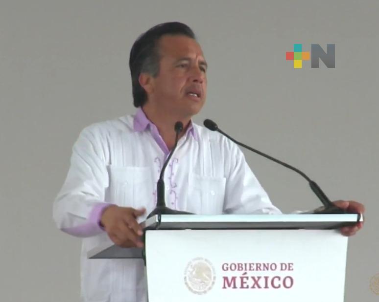 En Veracruz, con ayuda de federación y gente se atienden escuelas: Cuitláhuac García