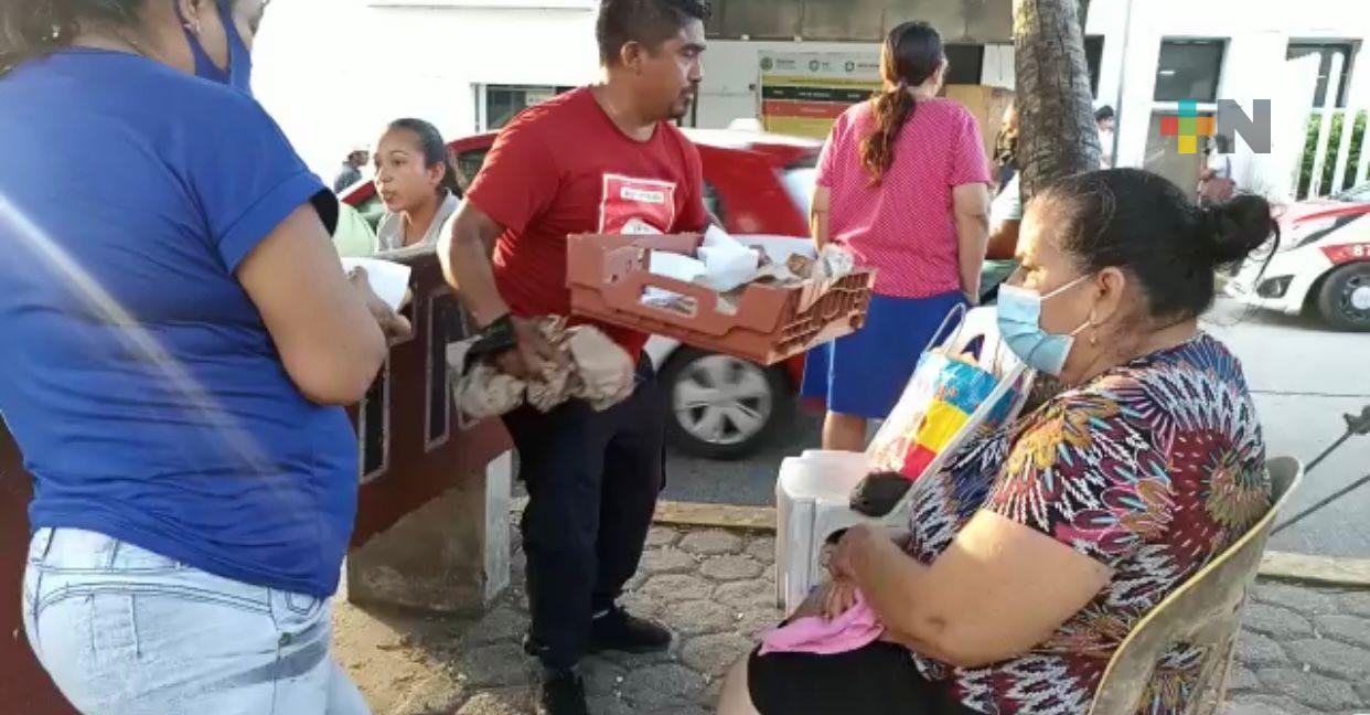 Chef lleva alimentos a familiares de pacientes internados en hospital de Coatza