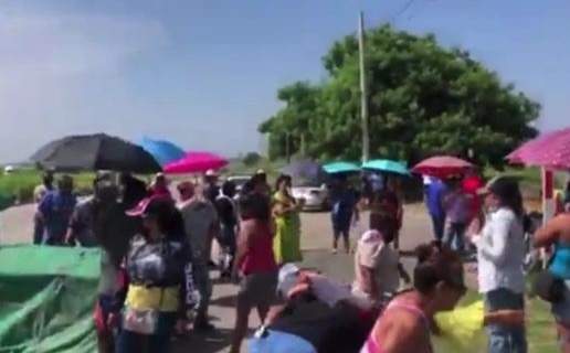 Habitantes del fraccionamiento Oasis bloquean la carretera Veracruz-Xalapa