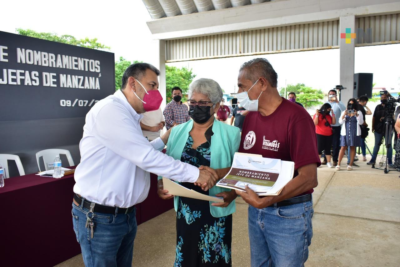 Entregan nombramientos a jefes de manzana en colonias de Coatzacoalcos