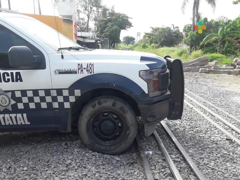Exceso de balasto impide paso de automóviles por vías del tren en Coatzacoalcos
