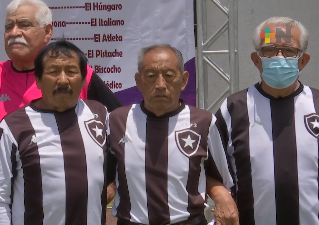 Coacoatzintla homenajea a primer equipo de futbol de 1969