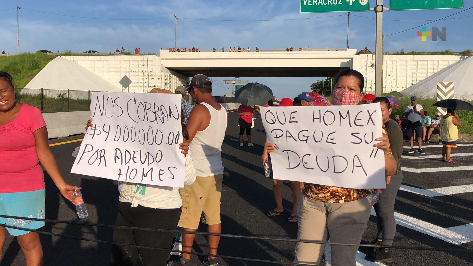 ¡Exigen agua! Colonos de Santa Fe cierran circulación de autopista Veracruz-Xalapa