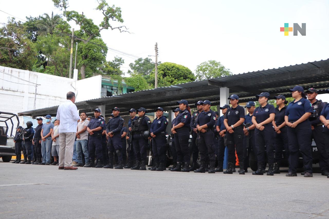 Alcaldía de Tuxpan responde favorablemente a peticiones de policía municipal