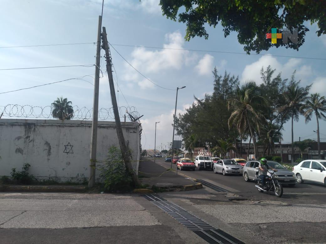 Poste a punto de caer en avenida de Veracruz