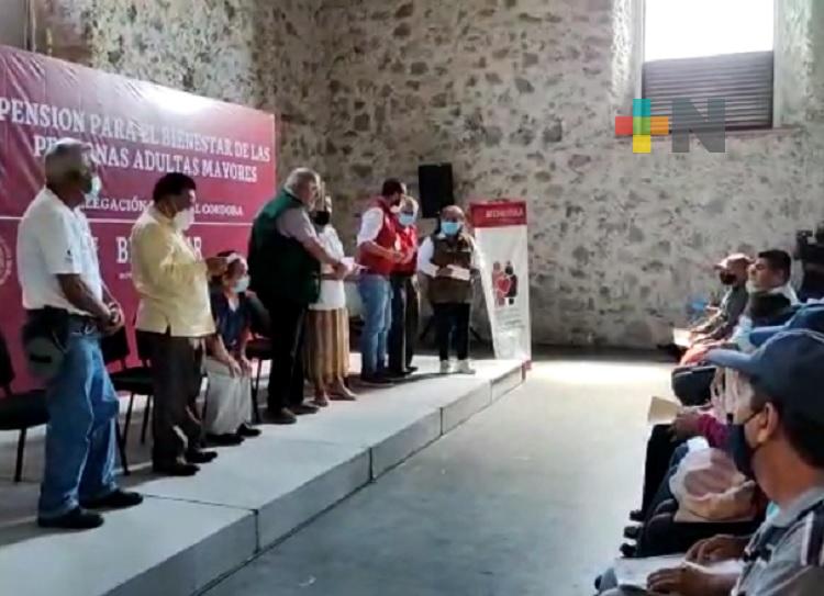 Realizan entrega de tarjetas de pensión para adultos mayores en Córdoba