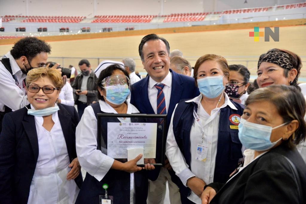 Reconoce el Gobernador labor del personal de salud; entrega reconocimientos
