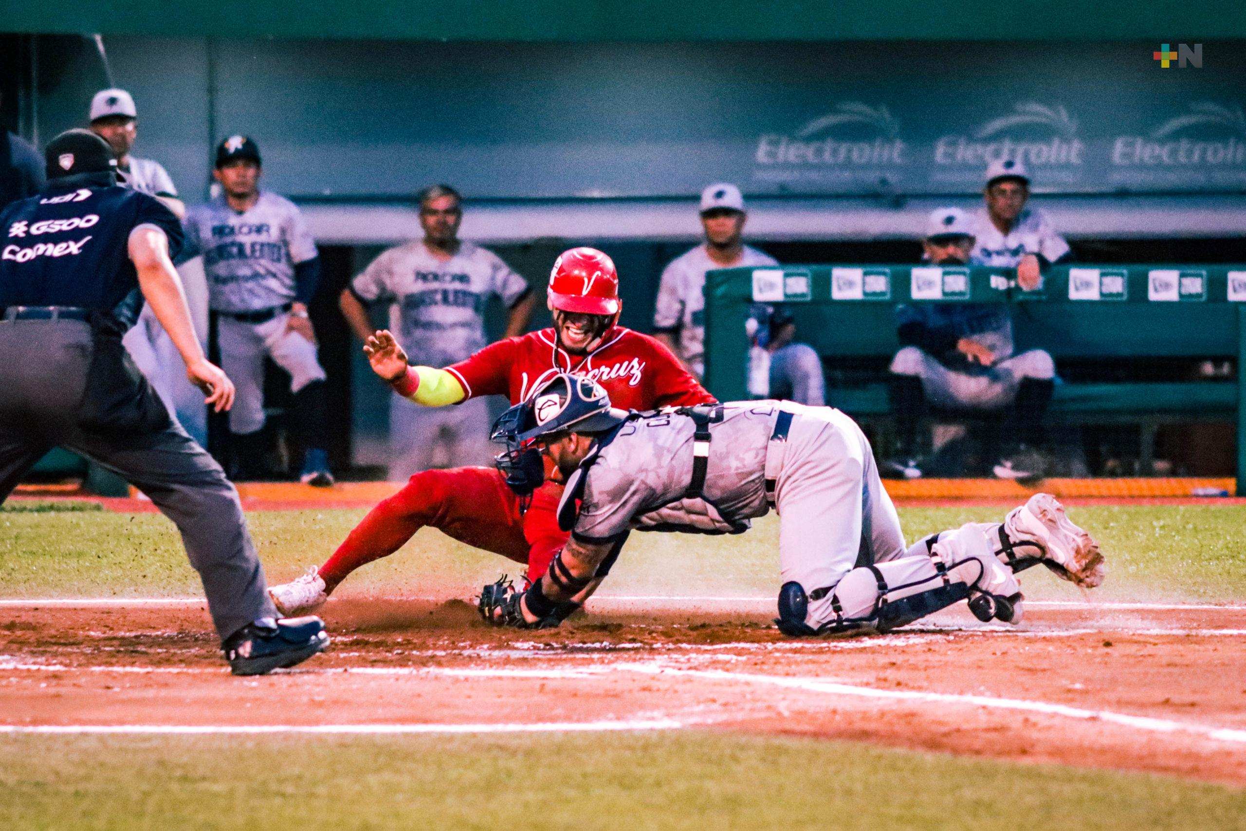 Rieleros apaleó por 11-2 al Águila, serie empatada en Veracruz
