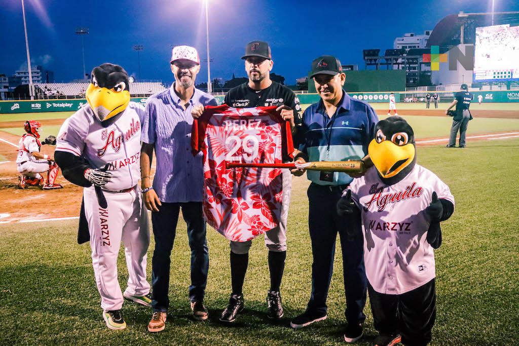 Directiva del Águila homenajeó al ex ligamayorista, Óliver Pérez