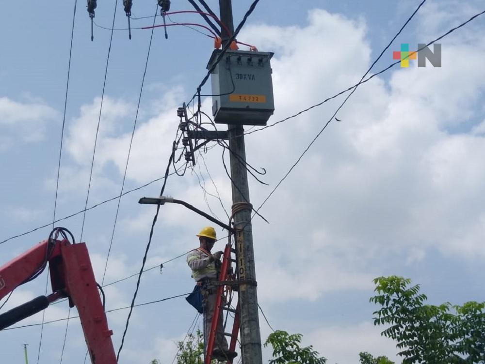 Tras bloqueo de carretera, CFE reinstala energía en comunidad de Misantla
