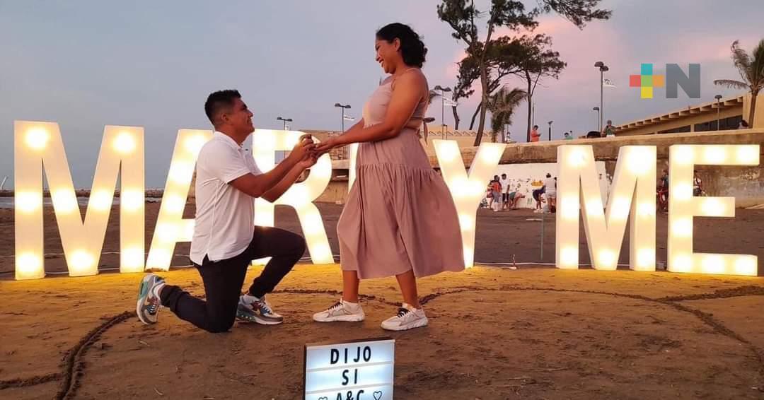 Recurren personas a malecón costero de Coatza para celebraciones especiales