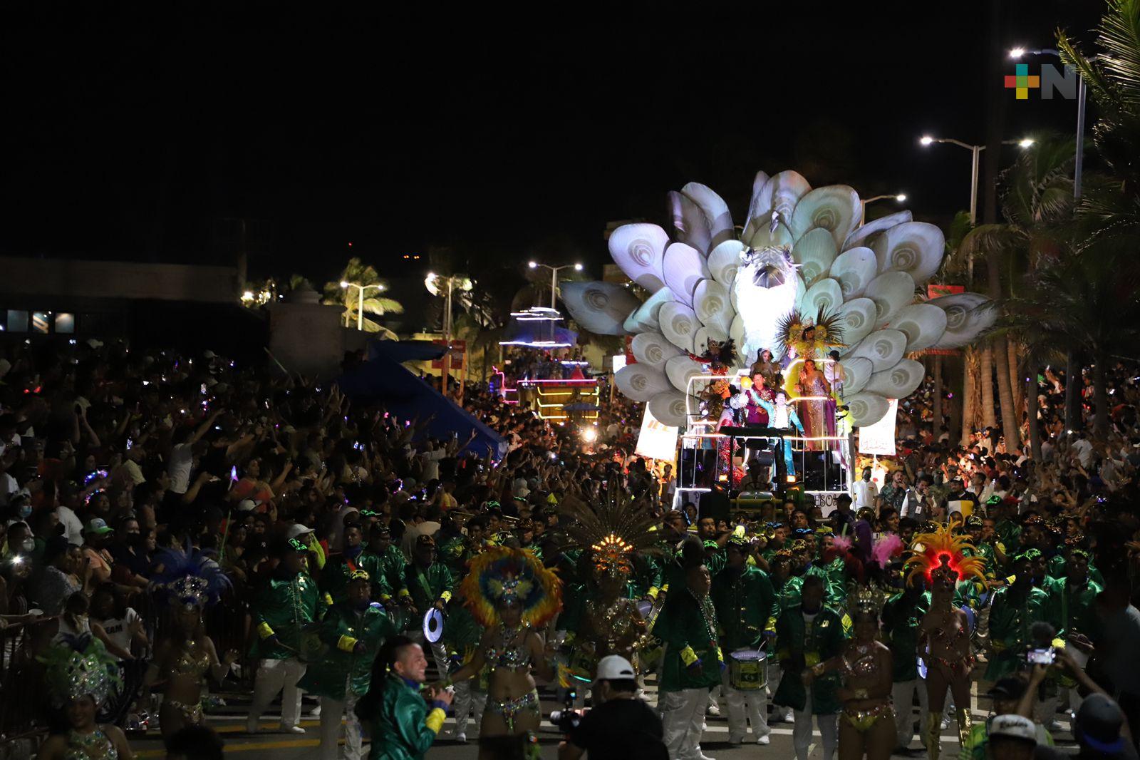 Espectacular primer desfile de carros alegóricos en Carnaval de Veracruz