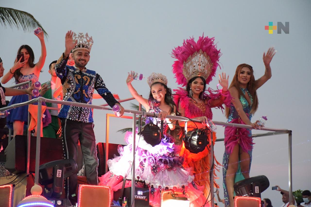 Veracruzanos y turistas disfrutaron el cuarto desfile de Carnaval