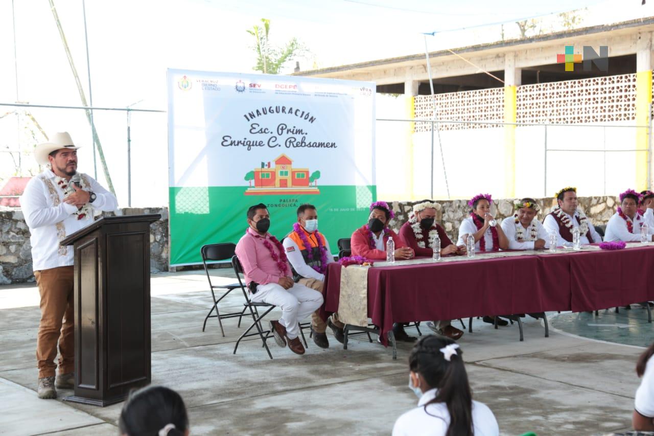 Tras 122 años, primaria de Zongolica recibe escrituras y nuevas instalaciones