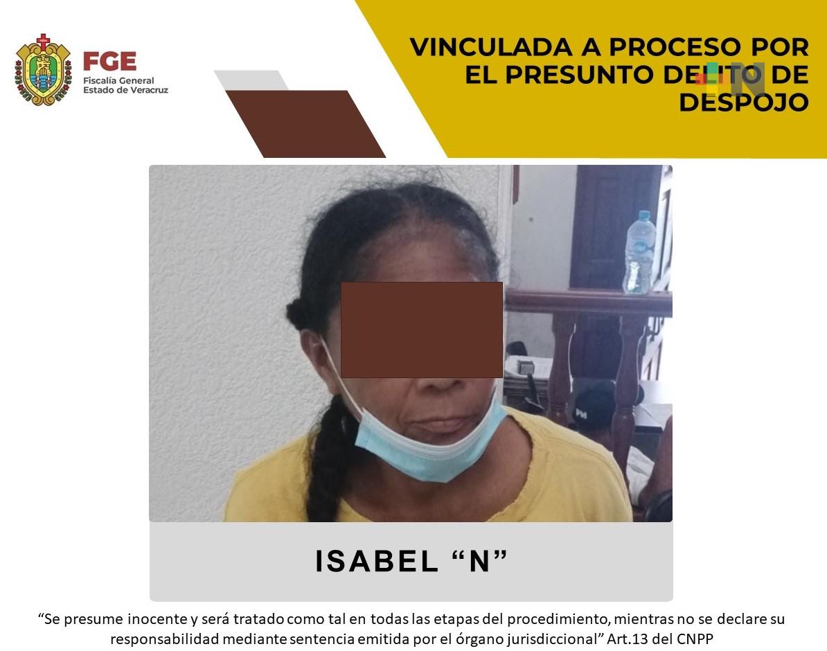Isabel «N» vinculada a proceso por presunto delito de despojo, en Cosamaloapan