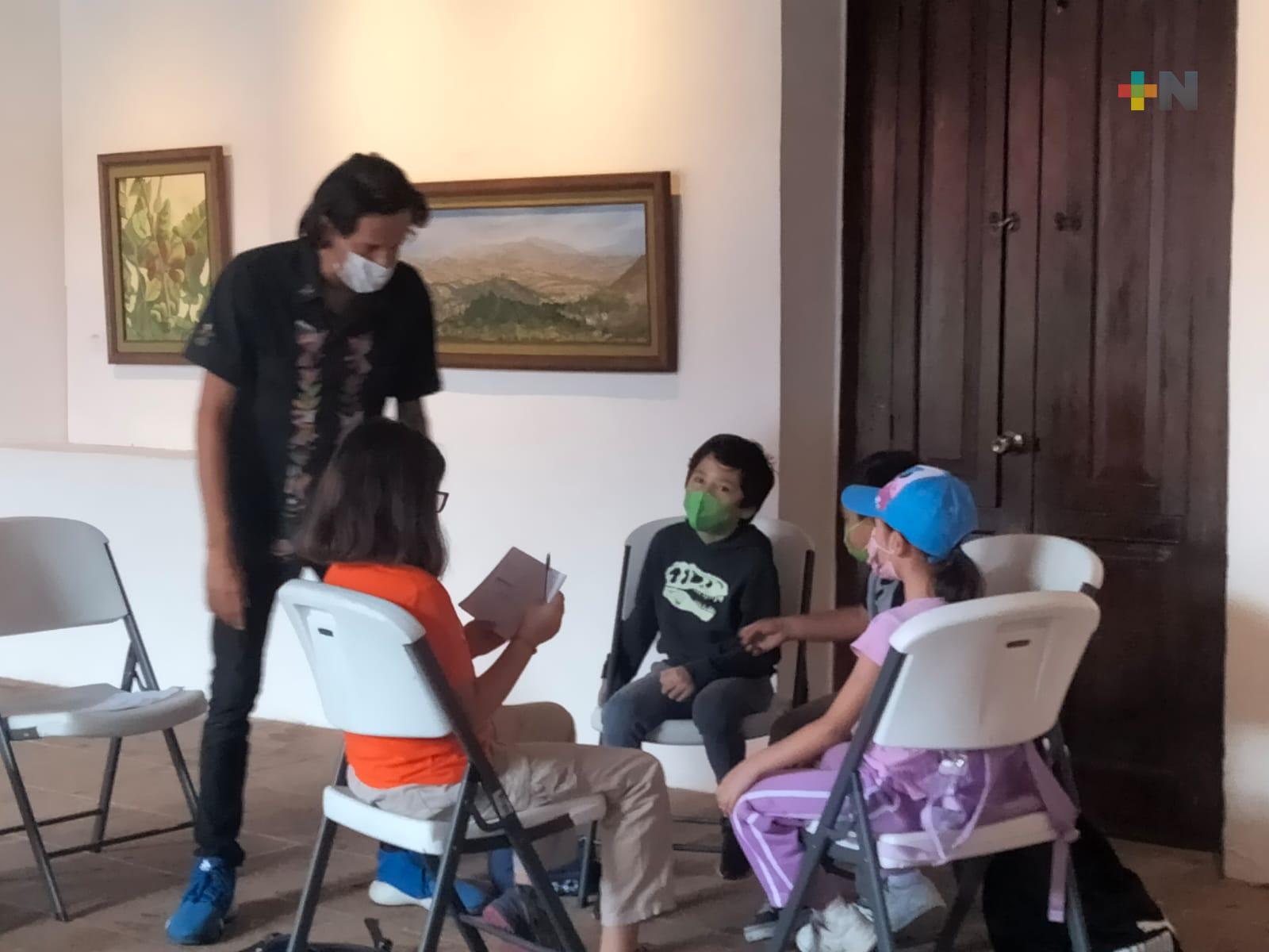 Iván Zepeda imparte taller de narración oral a niños de siete a 12 años
