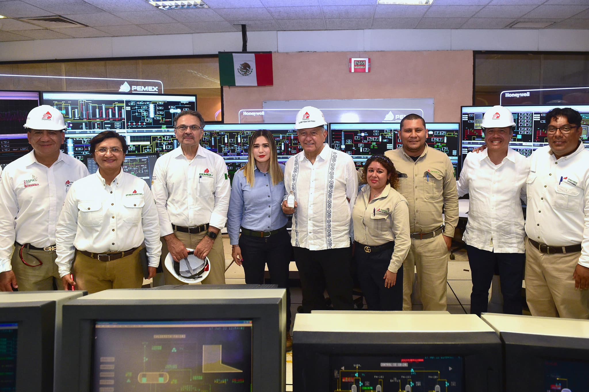 Cuitláhuac García acompañó al Presidente en recorrido a complejos petroquímicos en el estado