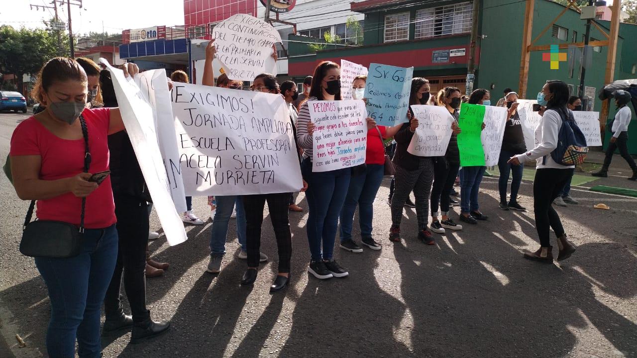 Realizan padres de familia cierres intermitentes en avenida Ruiz Cortines de Xalapa