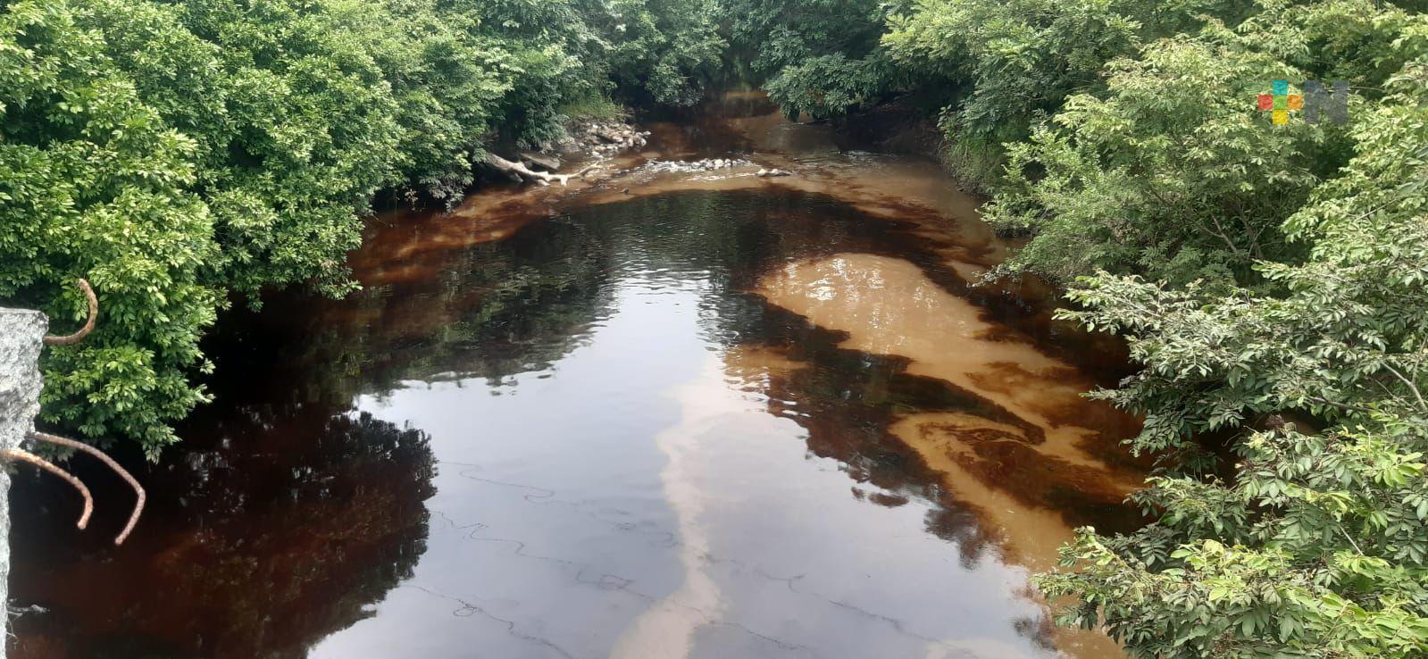 Residuos de aceite contaminan arroyo «El Control» del municipio de Las Choapas