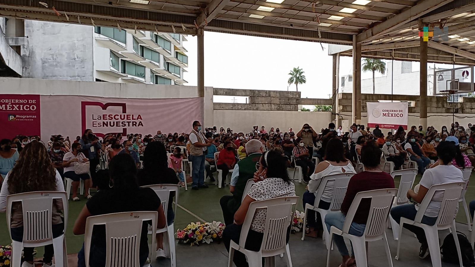 Entregan tarjetas a comités escolares de administración participativa del programa La Escuela es Nuestra en Coatza