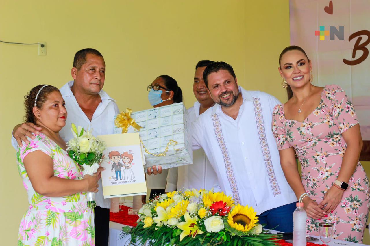 Realizan bodas gratuitas en Cosamaloapan, 19 parejas formalizan su matrimonio