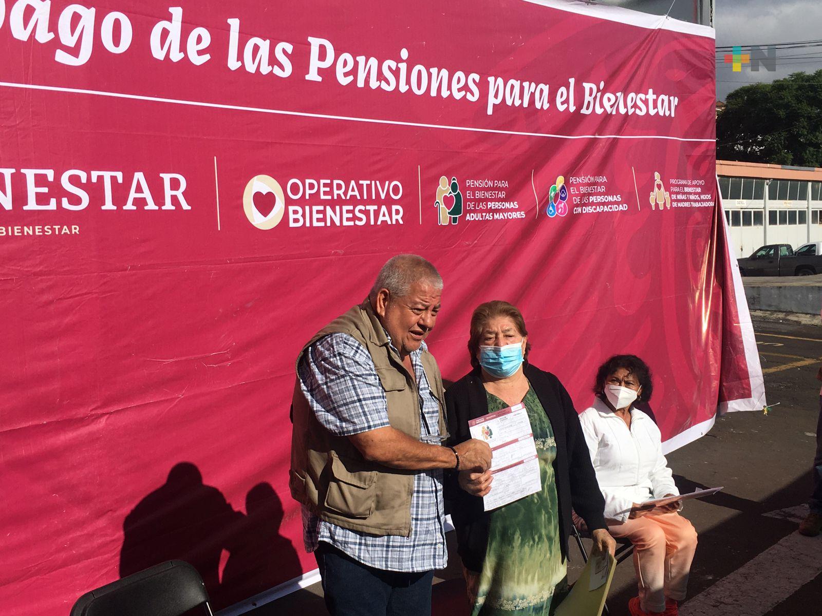En Xalapa entregaron de tarjetas de pensión para adultos mayores