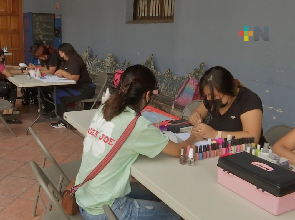 Brindan servicios de estilista en bajos del palacio municipal de Coatepec
