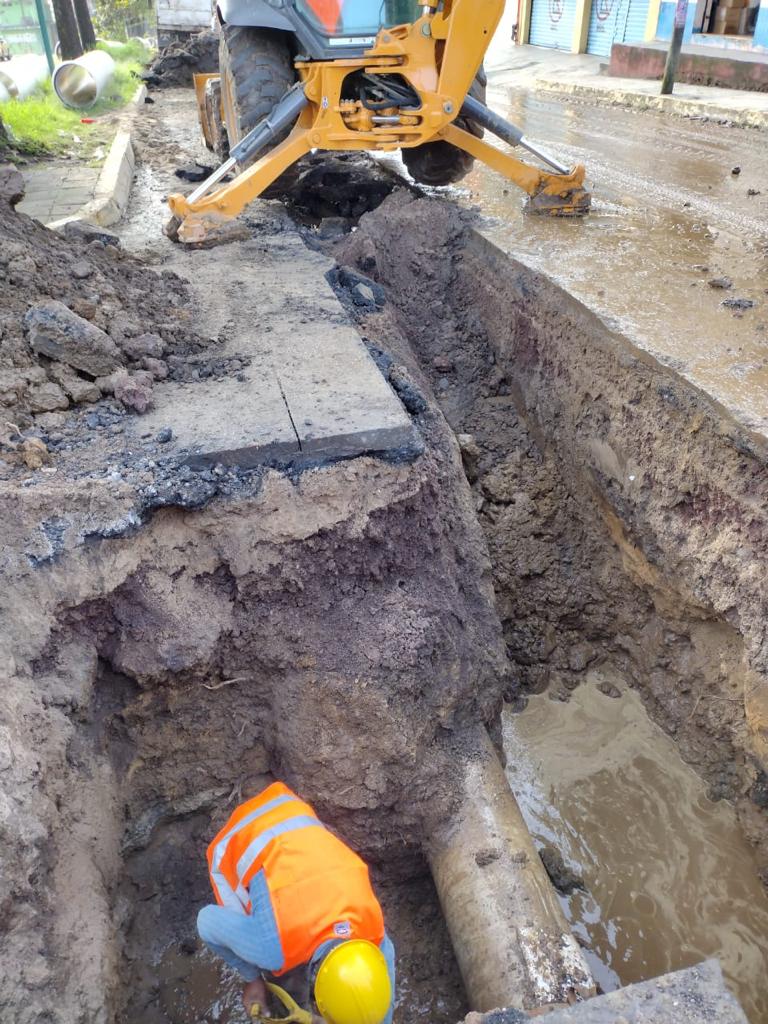 Atiende CMAS fuga de agua sobre avenida Villahermosa, en Xalapa