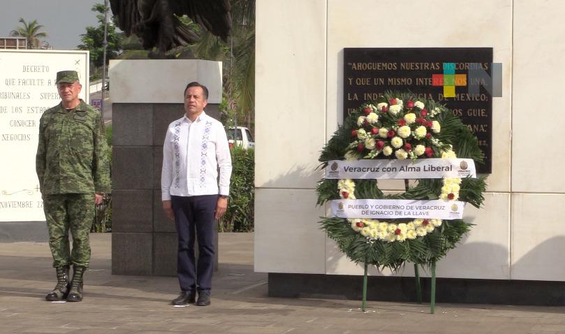 Encabeza Cuitláhuac García guardia de honor en monumento a Benito Juárez