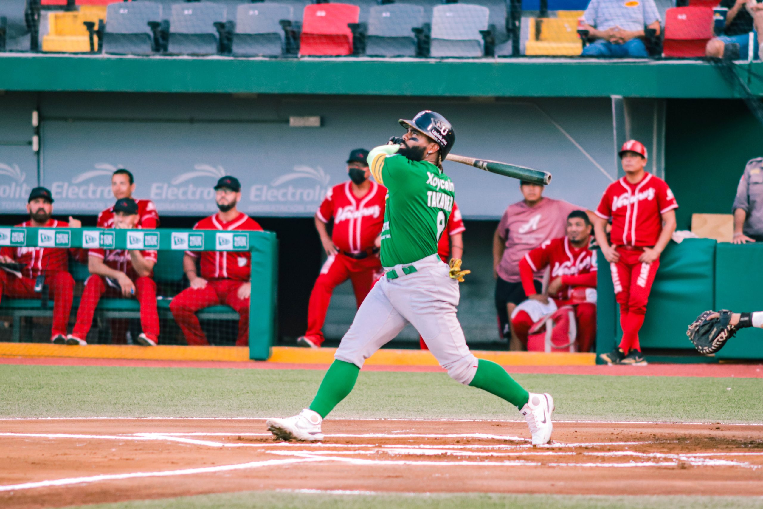 Durango blanquea por 2-0 al Águila y amarra la serie
