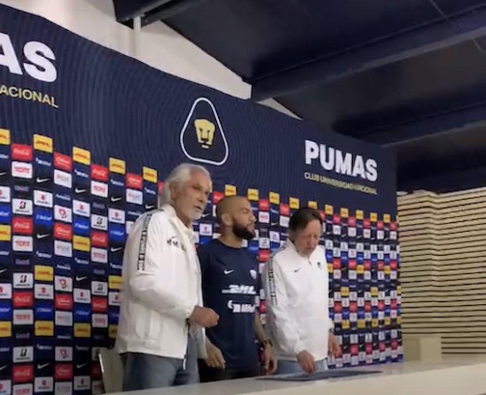 Dani Alves firma y es presentado con los Pumas