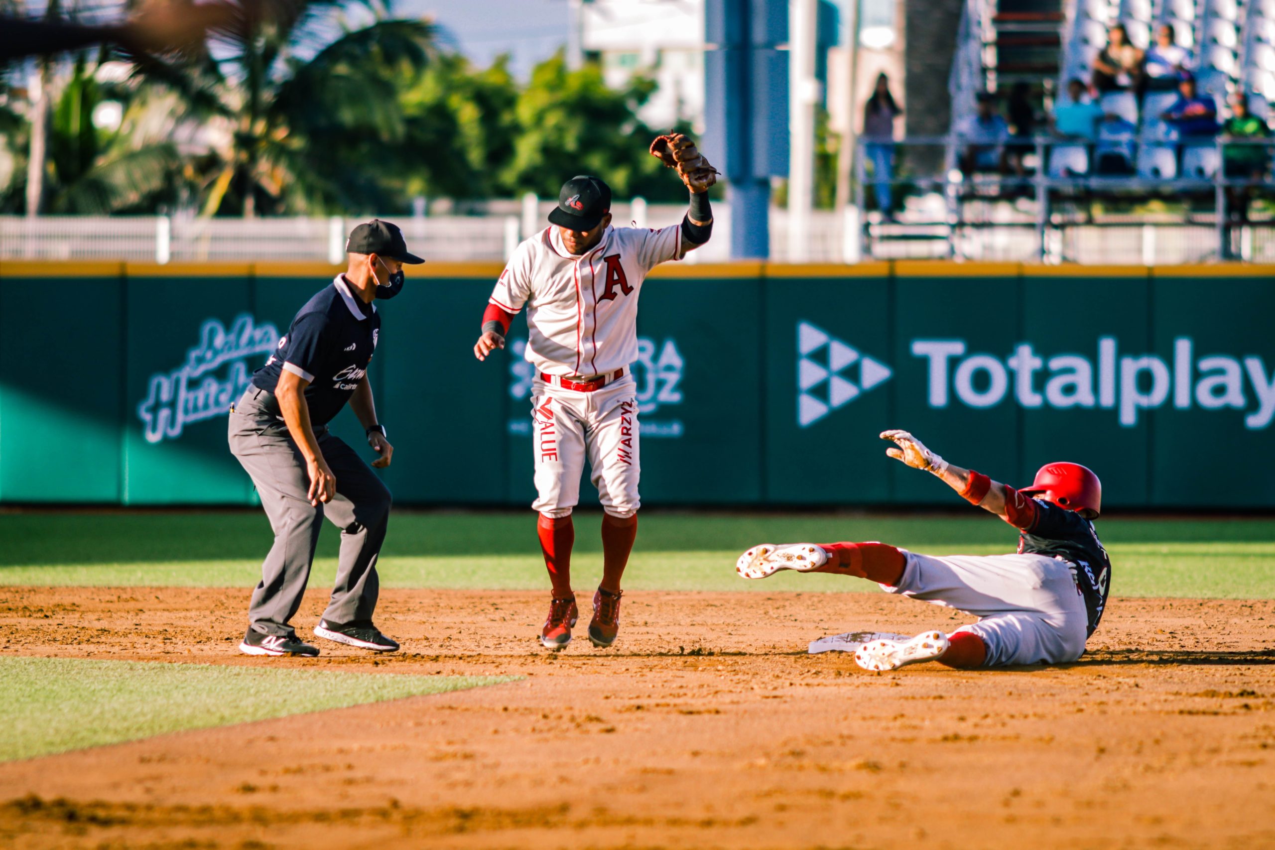 Los Diablos vencen por 8-1 al Águila y la serie es roja