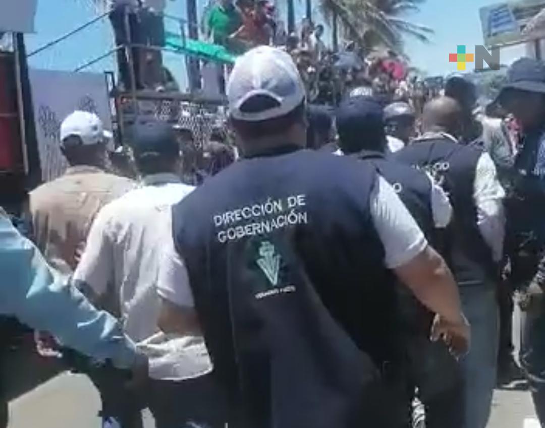 Exhiben a trabajador de ayuntamiento de Veracruz por presuntamente arrancar pedazo de oreja a vendedor