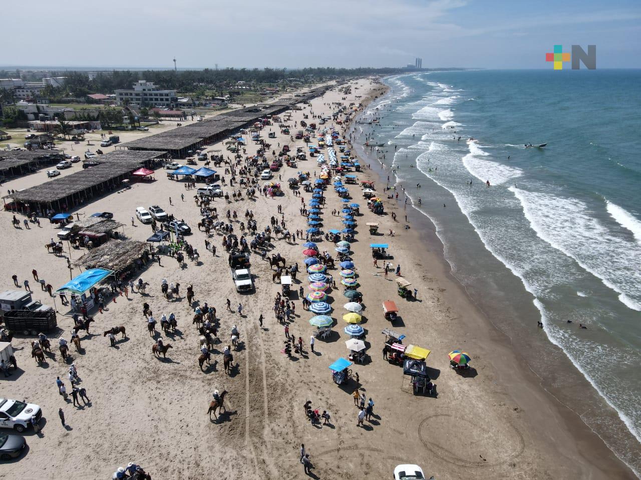 En playa de Tuxpan realizan cabalgata en honor a la Virgen de la Asunción