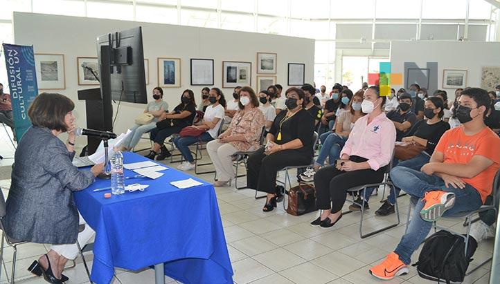 Leticia Mora impartió conferencia sobre fotografía, paisaje y ecocidio