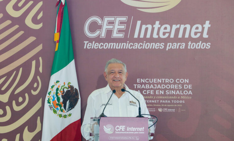 Presidente llama a trabajadores de la CFE a lograr objetivo de conectar con internet al país