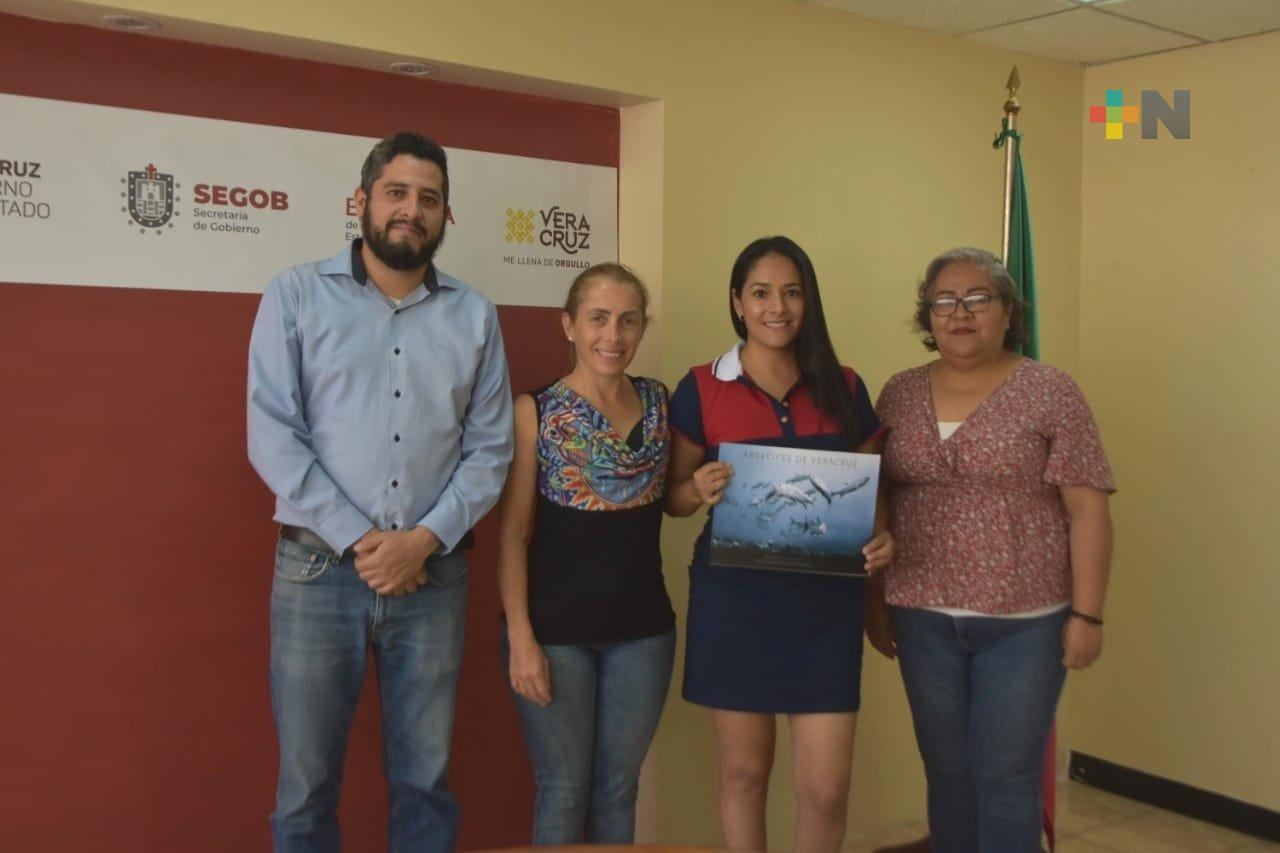 Editora de Gobierno recibe a reconocida fotógrafa subacuática, Valeria Mas
