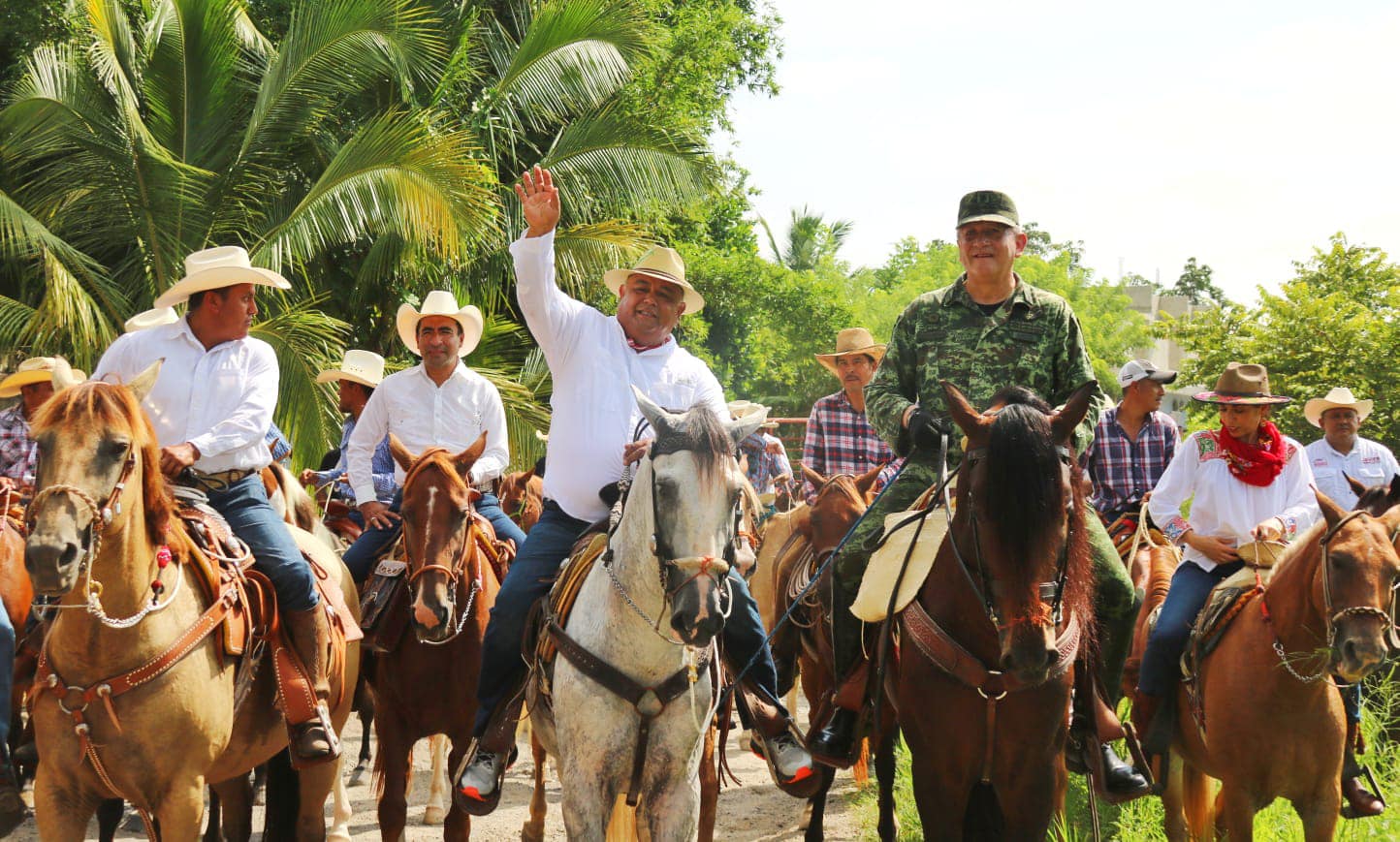 Participa Eric Cisneros en cabalgata de la comunidad Pueblillo, en honor a la Virgen de la Asunción