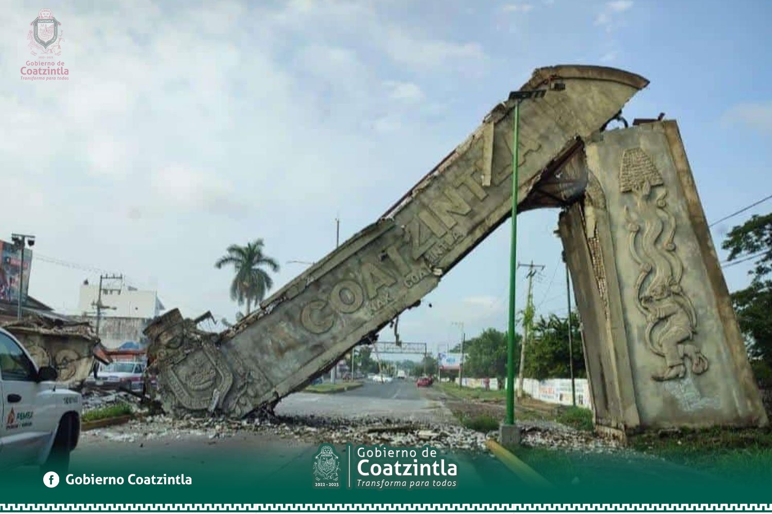 Colapsa arco de bienvenida del municipio de Coatzintla